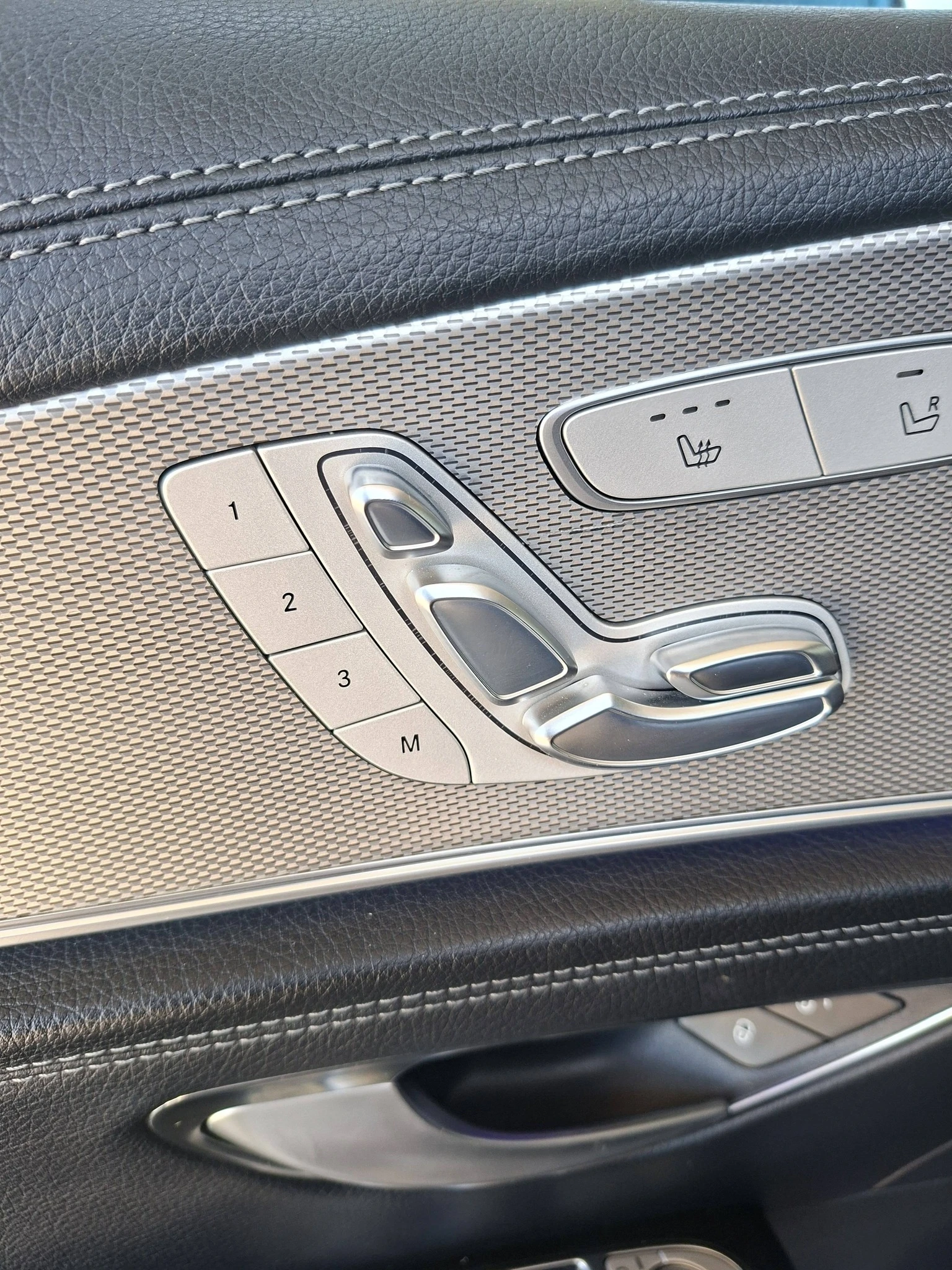 Mercedes-Benz E 220 AMG Line* Реал.км* Head-UPдисплей, снимка 11 - Автомобили и джипове - 54440973