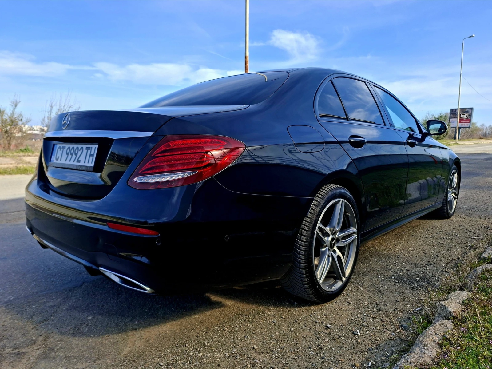 Mercedes-Benz E 220 AMG Line* Реал.км* Head-UPдисплей, снимка 7 - Автомобили и джипове - 54440973