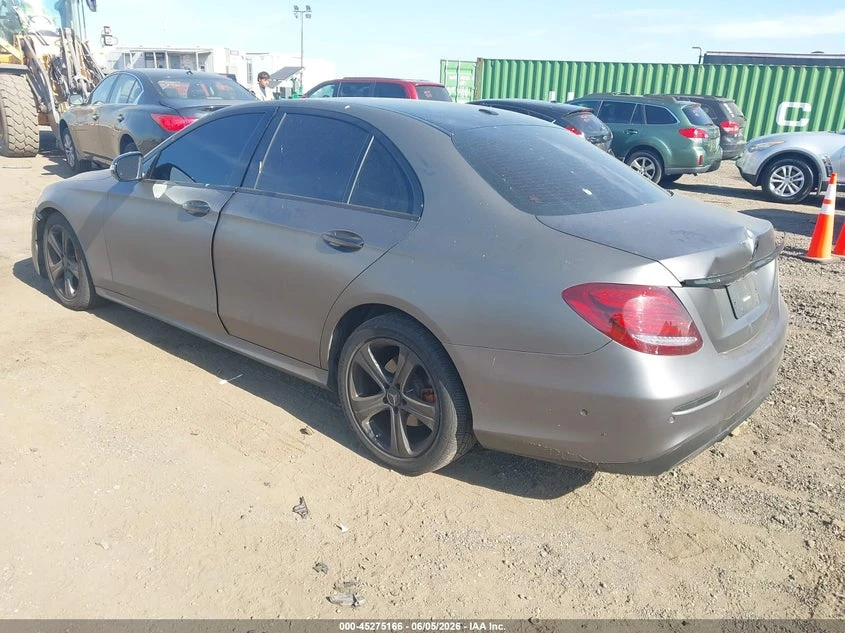 Mercedes-Benz E 300 2.0l 4Matic, снимка 3 - Автомобили и джипове - 54974439