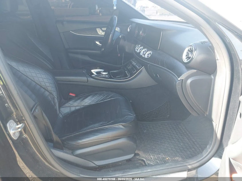 Mercedes-Benz E 300 2.0l 4Matic, снимка 5 - Автомобили и джипове - 54974439