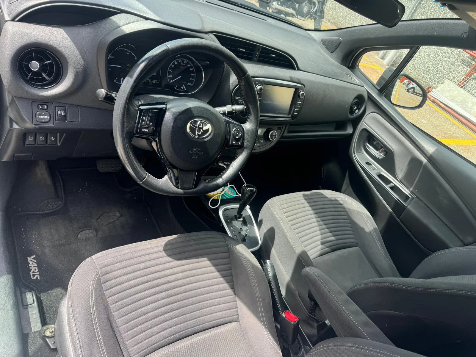 Toyota Yaris 1.5 Hybrid 101hp* 2.2018г* NAVI* KAMERA* FACELIFT, снимка 8 - Автомобили и джипове - 55094328