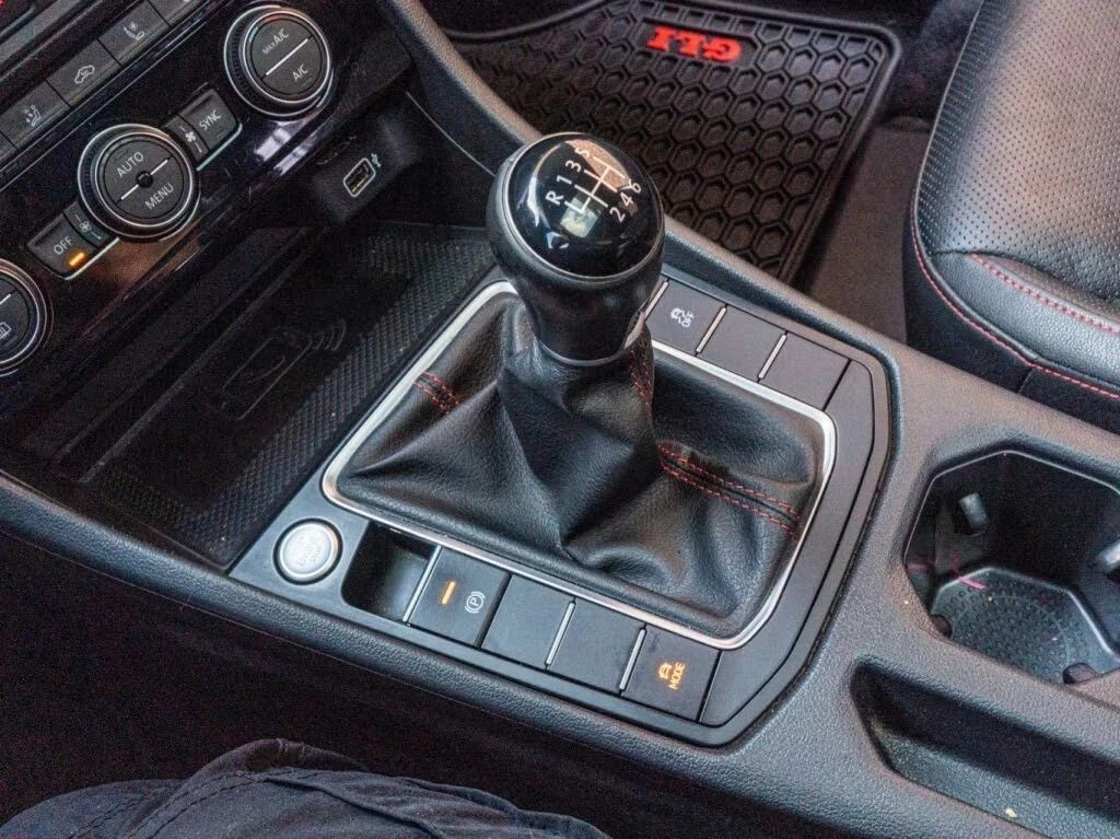 VW Jetta, снимка 15 - Автомобили и джипове - 56690024