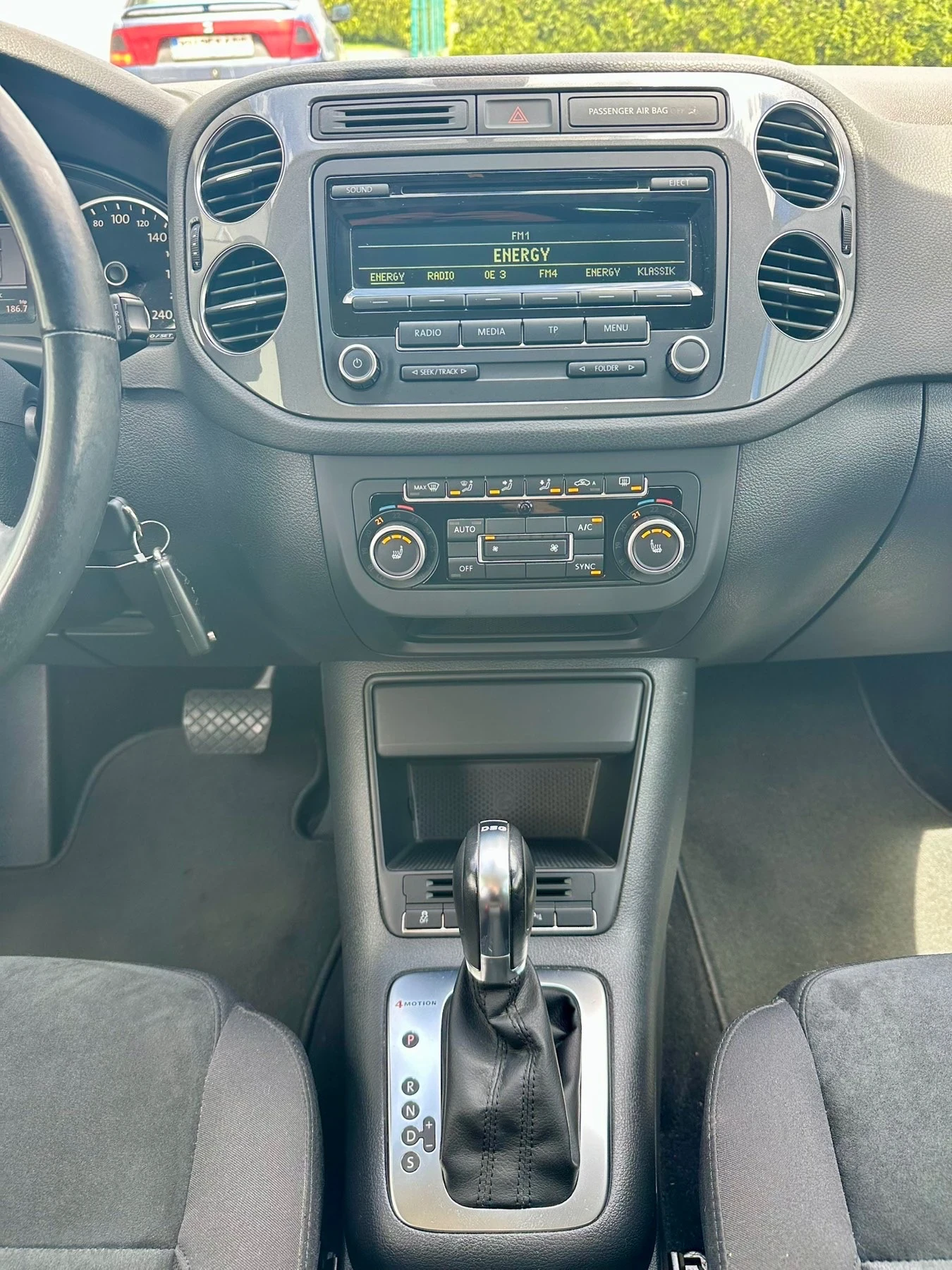 VW Tiguan 2.0 TFSI , снимка 8 - Автомобили и джипове - 54564608