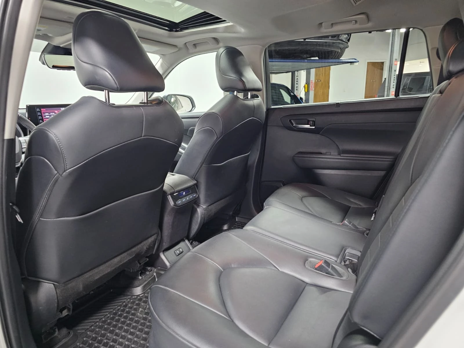 Toyota Highlander * Hybrid XLE * CARFAX * ОПЦИЯ ЗА ФИНАНСИРАНЕ , снимка 12 - Автомобили и джипове - 56080013