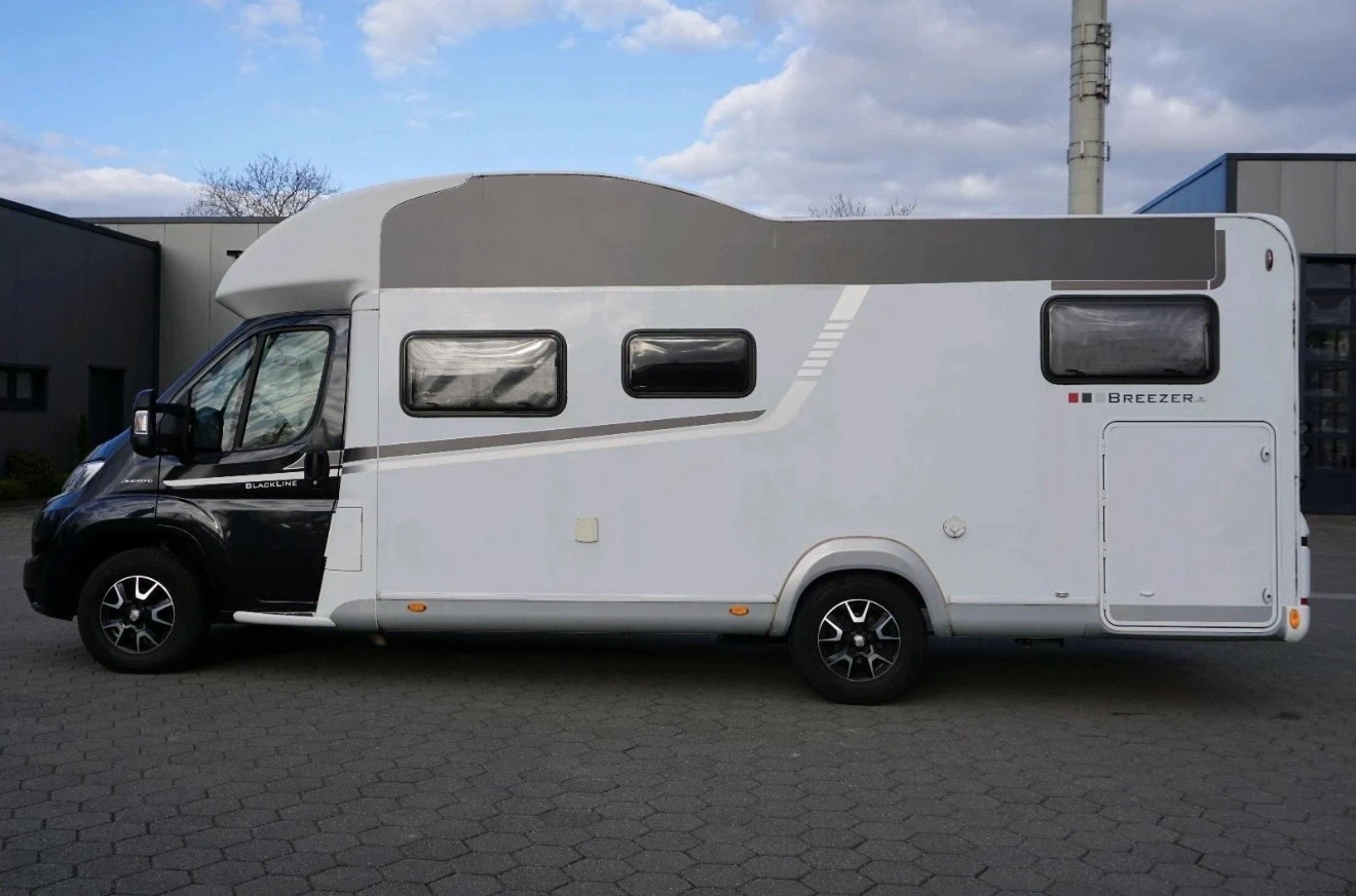 Кемпер LMC Breezer H737G Black line, снимка 5 - Каравани и кемпери - 54511509