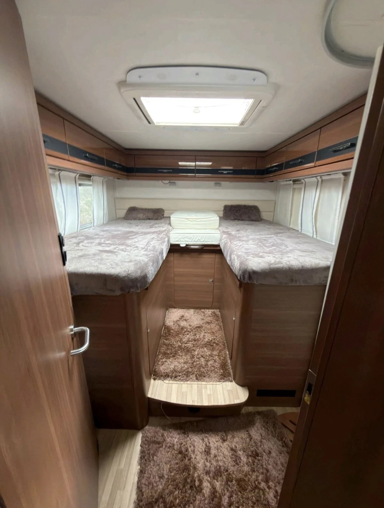 Кемпер LMC Breezer H737G Black line, снимка 11 - Каравани и кемпери - 54511509