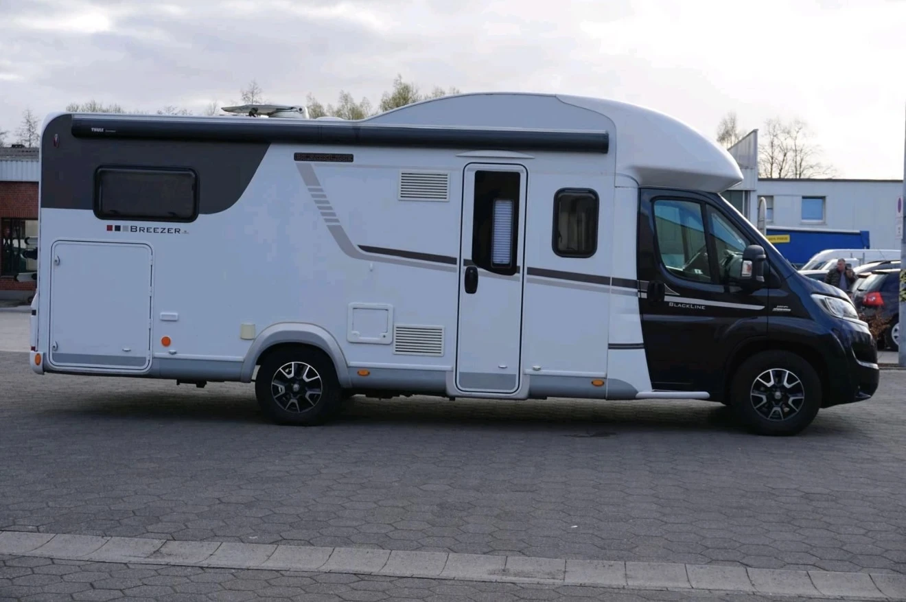 Кемпер LMC Breezer H737G Black line, снимка 4 - Каравани и кемпери - 54511509