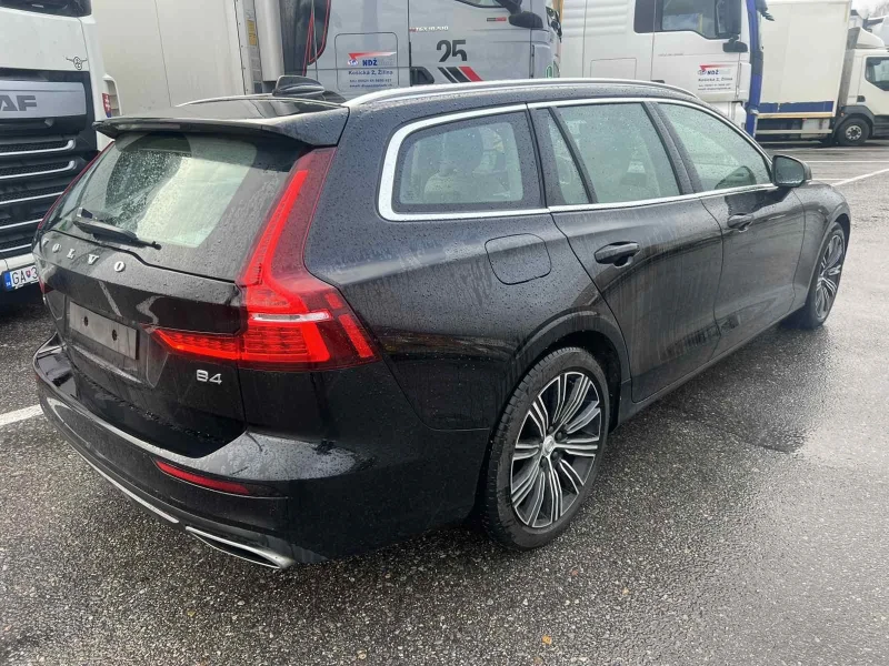 Volvo V60 B4, снимка 5 - Автомобили и джипове - 48165571