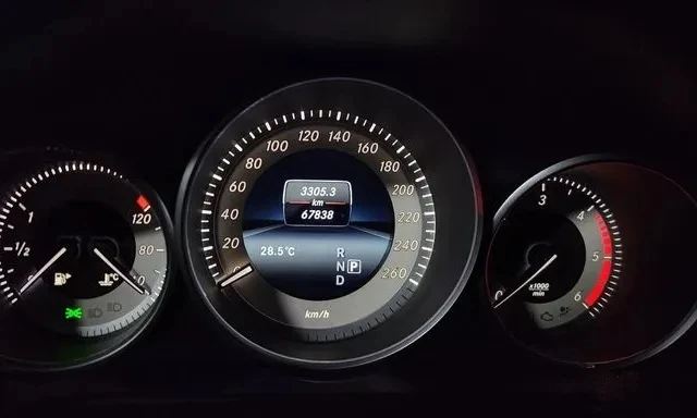 Mercedes-Benz E 220 67838км.!!! Очакван внос  - изображение 6