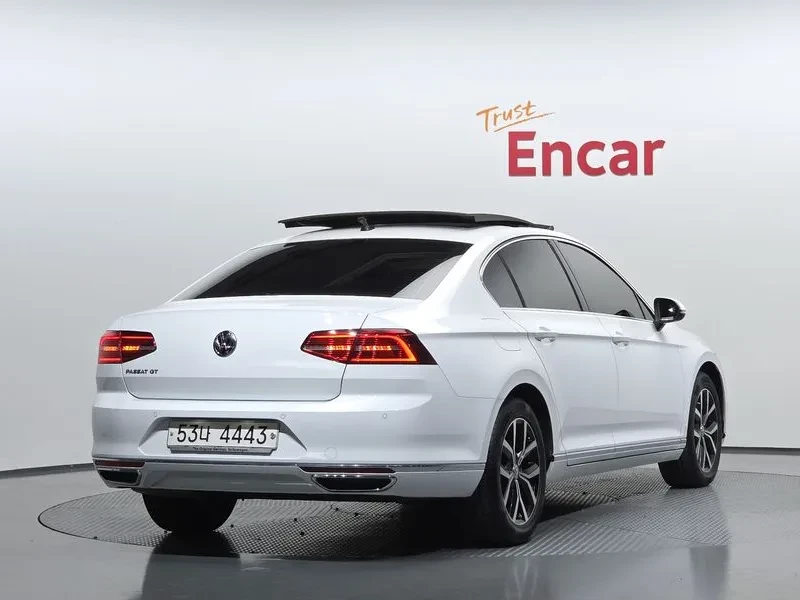 VW Passat 2.0 TDI, снимка 2 - Автомобили и джипове - 54299807