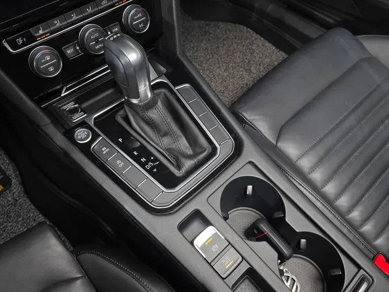 VW Passat 2.0 TDI, снимка 9 - Автомобили и джипове - 54299807
