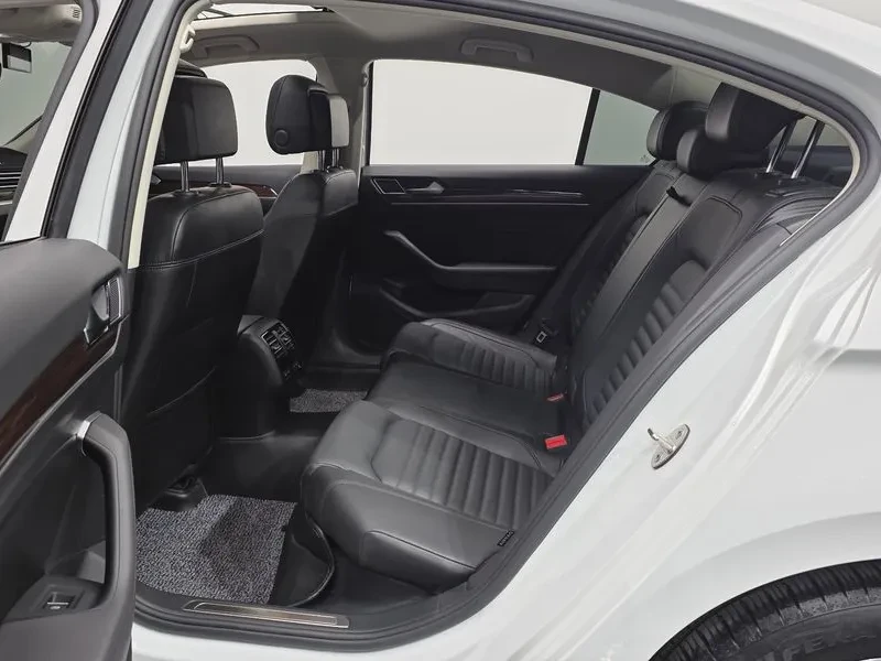 VW Passat 2.0 TDI, снимка 13 - Автомобили и джипове - 54299807