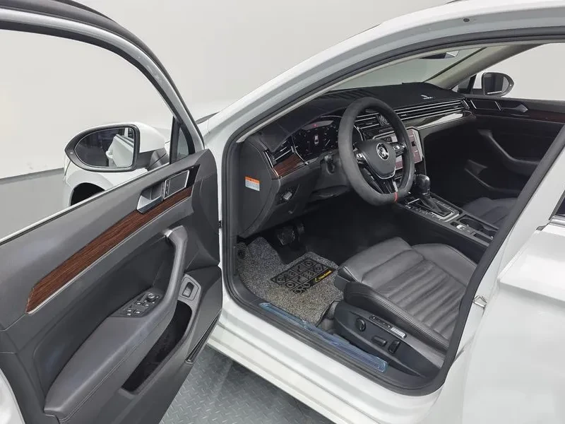 VW Passat 2.0 TDI, снимка 11 - Автомобили и джипове - 54299807