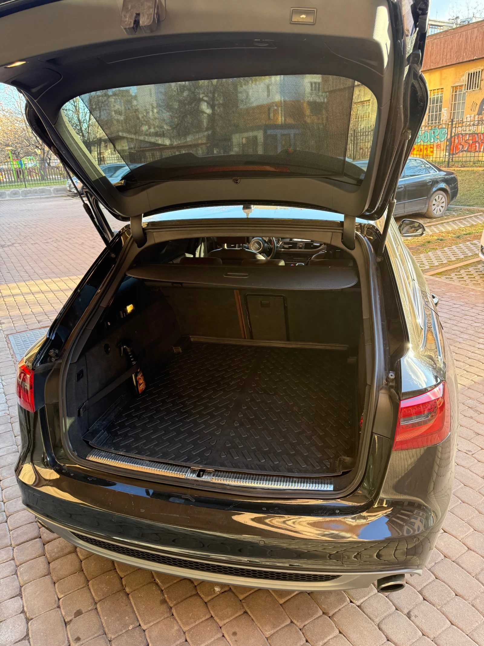 Audi A6 Цветът на слънце се мени черно минава на кафяво с  - изображение 4