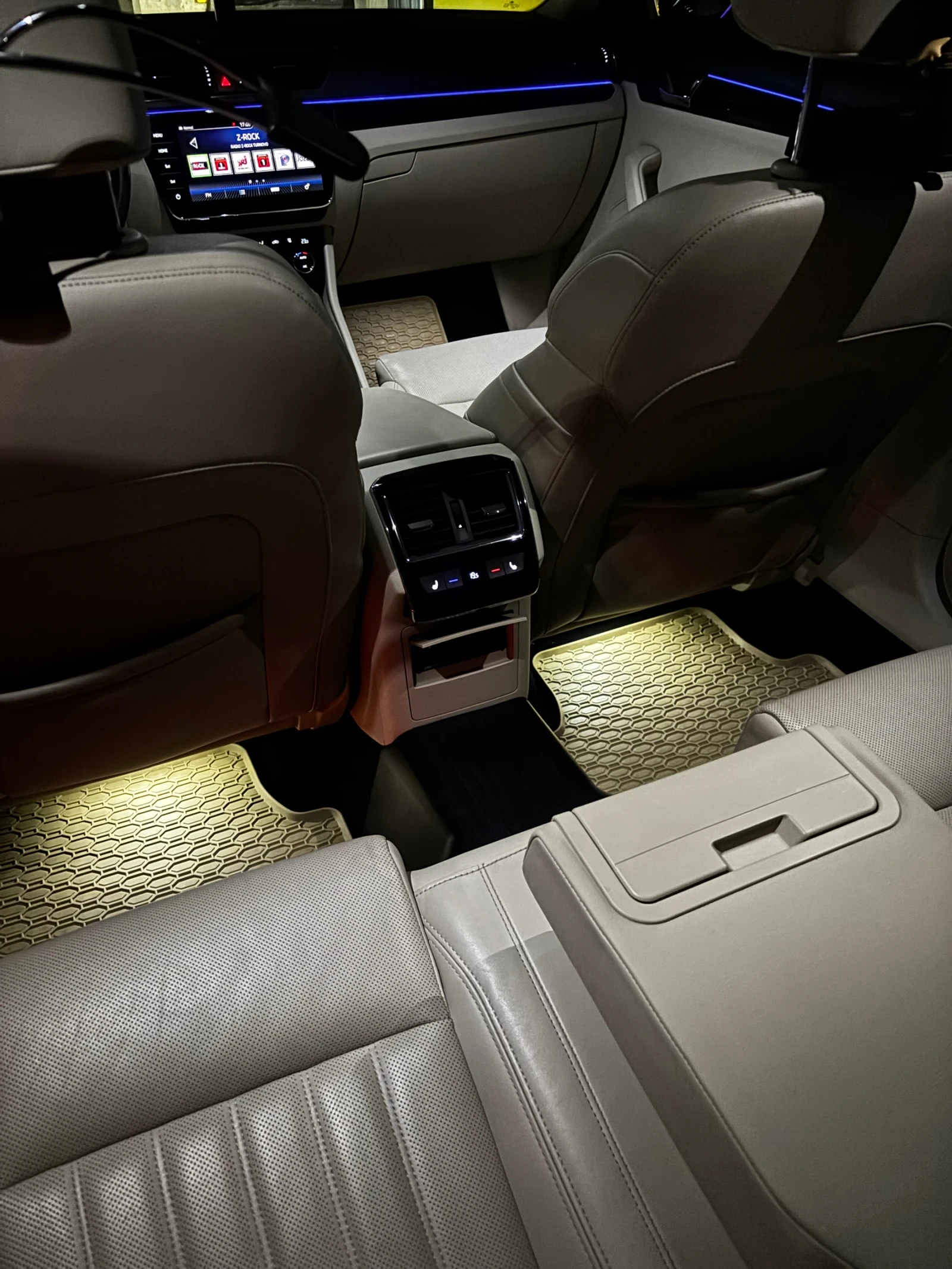 Skoda Superb Laurin&Klement 4x4, снимка 15 - Автомобили и джипове - 53758429