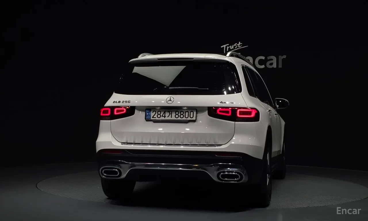 Mercedes-Benz GLB burmester* multibeam led* Parking Assist, снимка 4 - Автомобили и джипове - 54720827