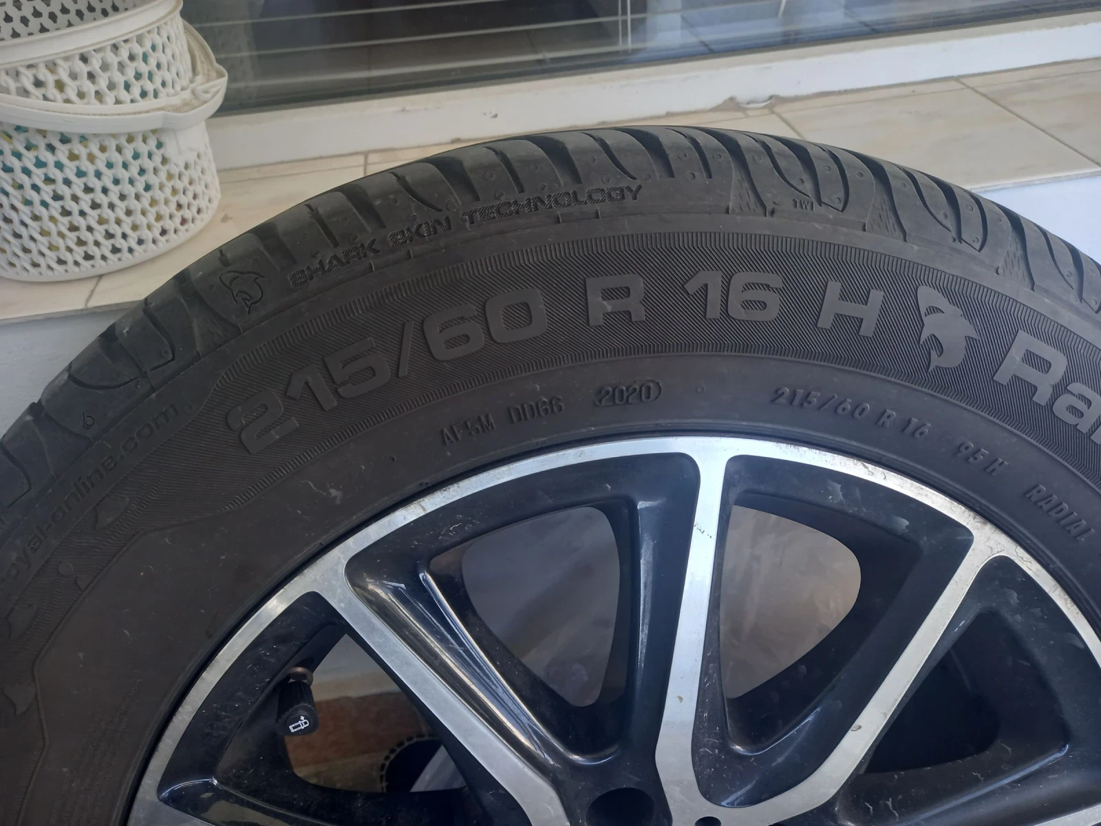 Гуми с джанти Nexen 215/60R16, снимка 2 - Гуми и джанти - 54559228