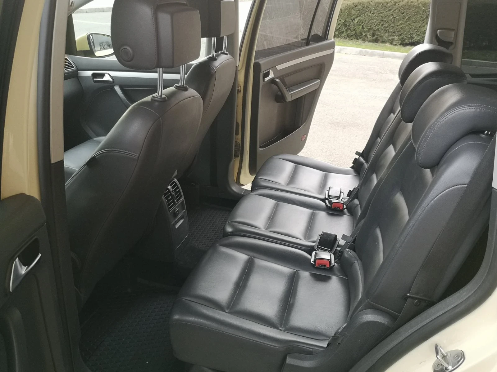 VW Touran 1.6TDI  105к.с - изображение 9