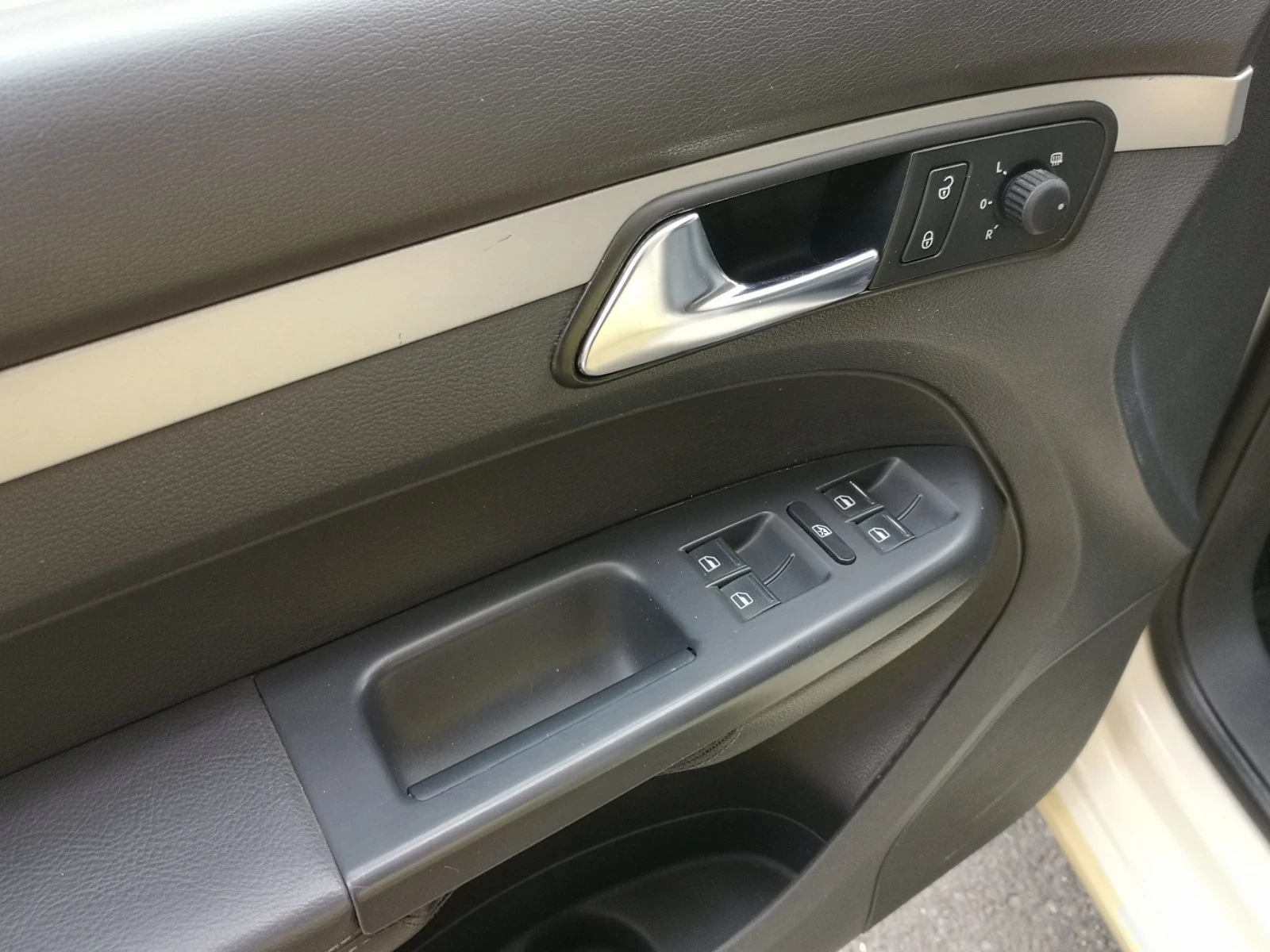 VW Touran 1.6TDI  105к.с - изображение 8