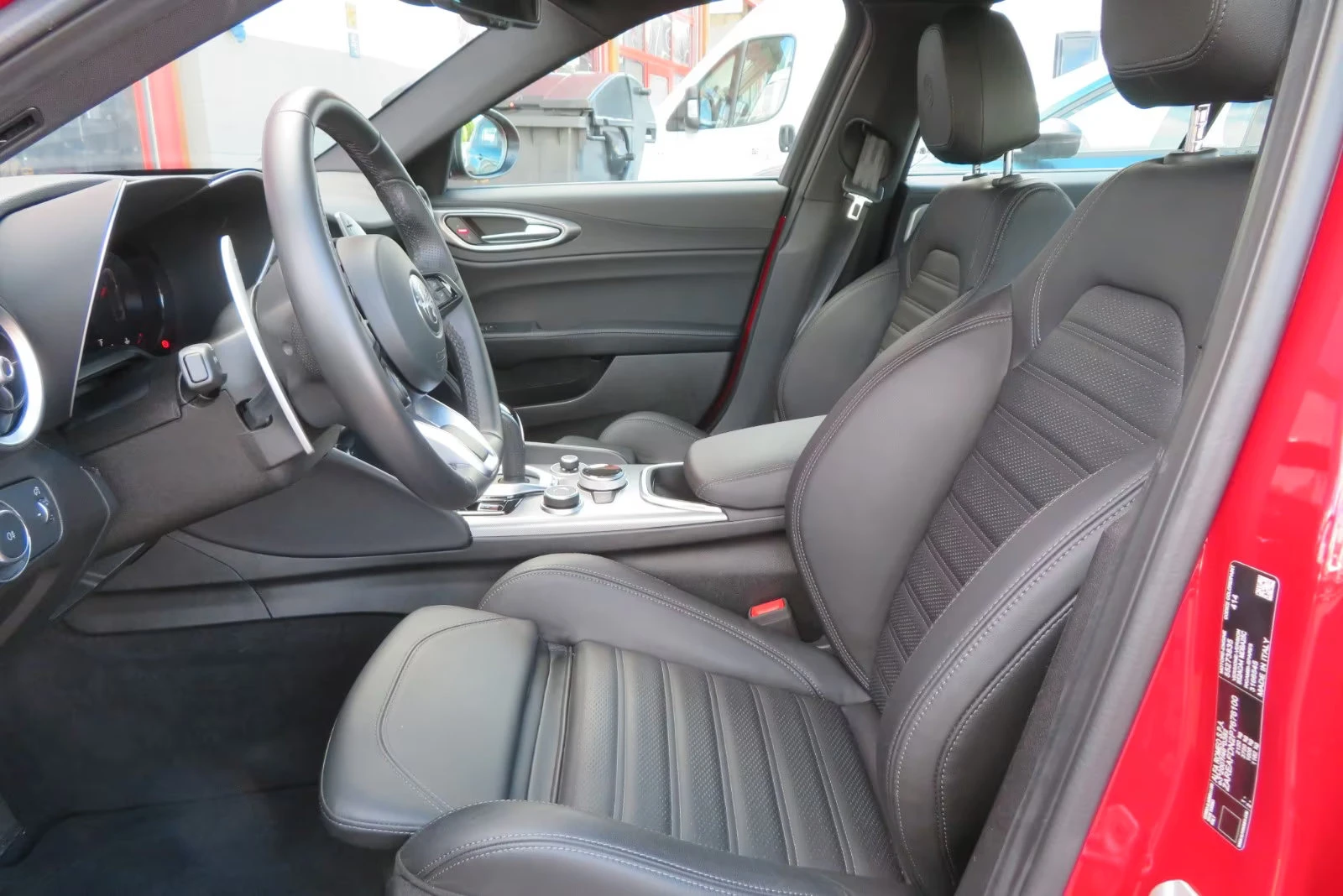 Alfa Romeo Giulia VELOCE/280HP/Q4/AT8/MEMO/CAM/NAVI/LED/984g, снимка 4 - Автомобили и джипове - 53987801