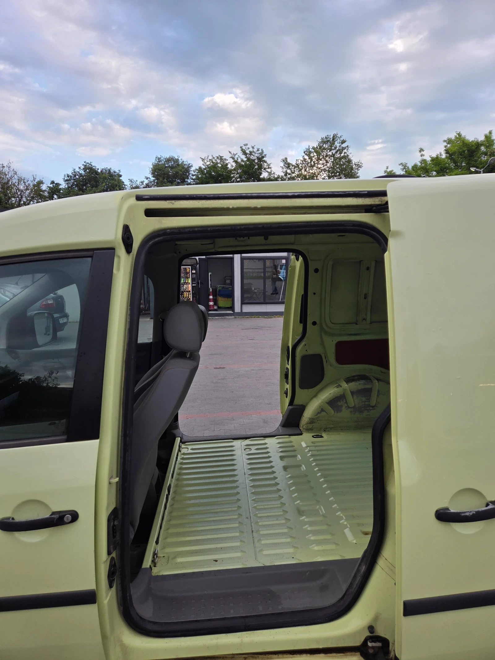 VW Caddy 1.9TDI AUTOMATIC, снимка 6 - Автомобили и джипове - 54786959