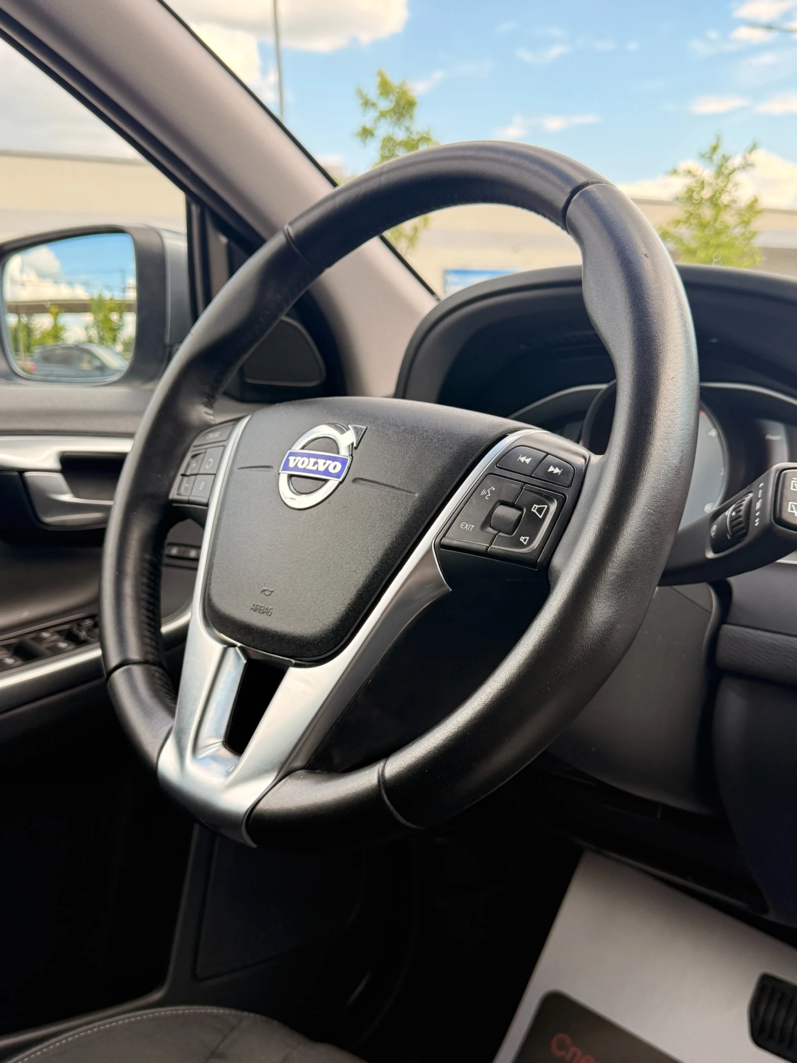 Volvo XC60 2.0D* NAVI* КОЖА* ПОДГРЕВ* , снимка 13 - Автомобили и джипове - 54712713