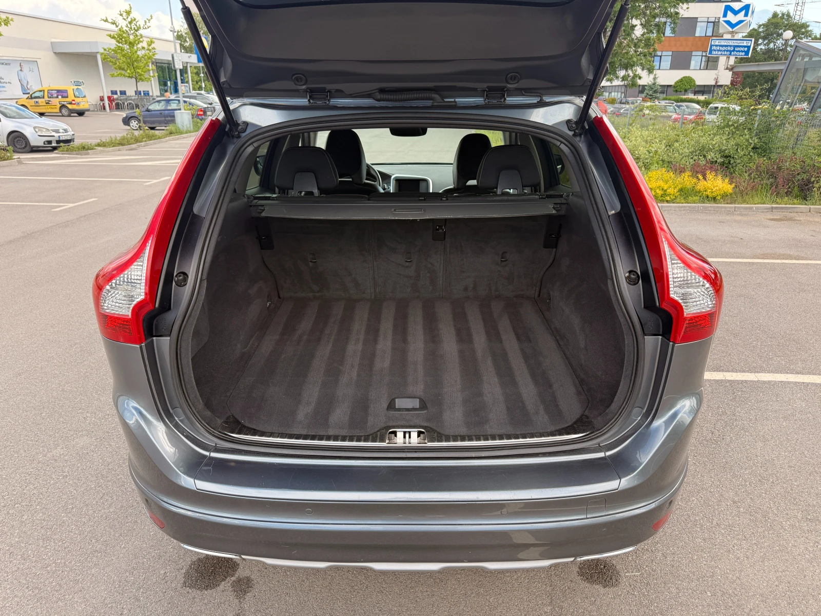 Volvo XC60 2.0D* NAVI* КОЖА* ПОДГРЕВ* , снимка 14 - Автомобили и джипове - 54712713
