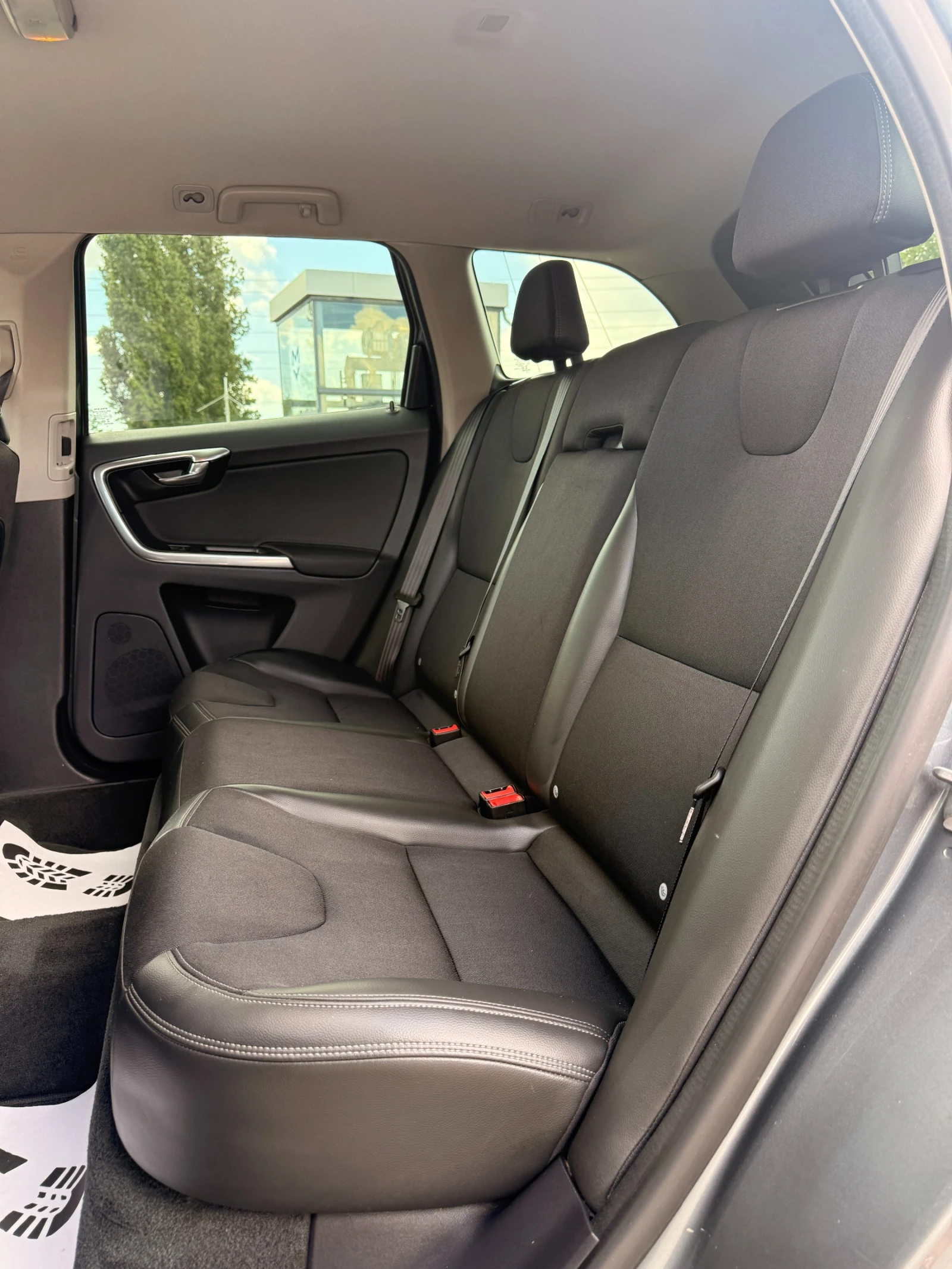 Volvo XC60 2.0D* NAVI* КОЖА* ПОДГРЕВ* , снимка 9 - Автомобили и джипове - 54712713