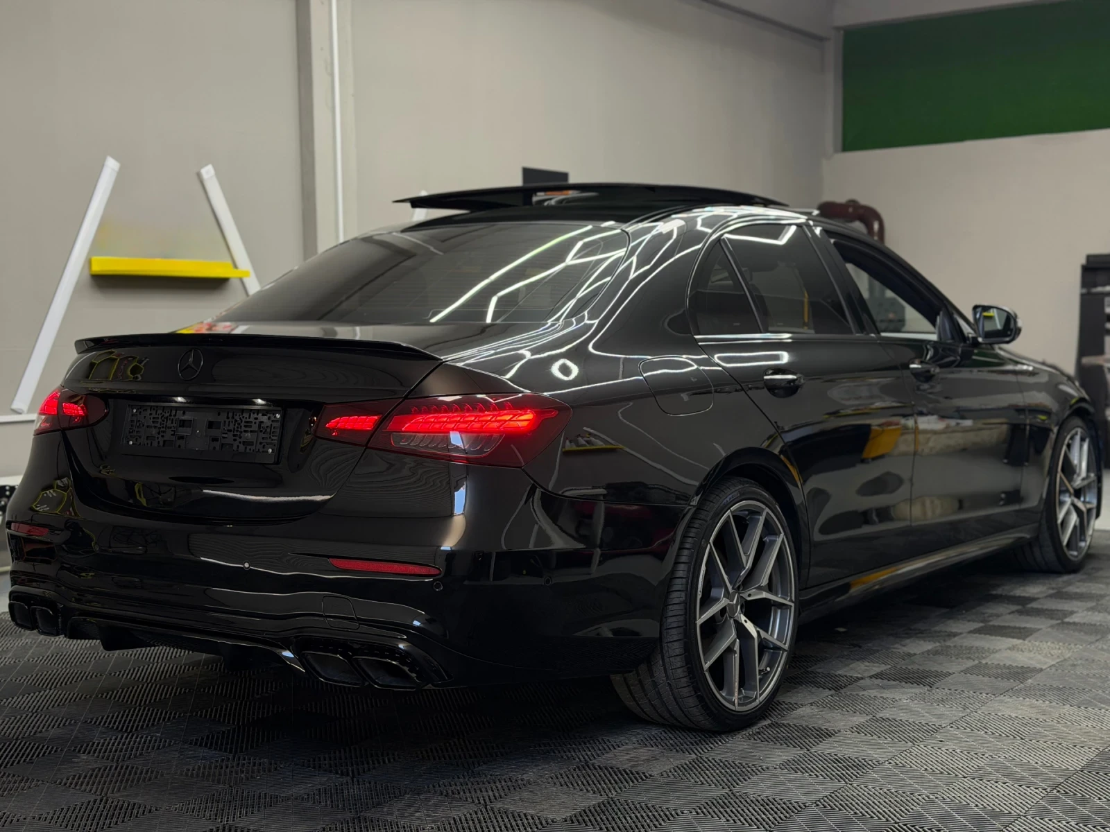 Mercedes-Benz E 220 КАТО НОВА, Севр.ист, AMG 6.3, снимка 3 - Автомобили и джипове - 54195658