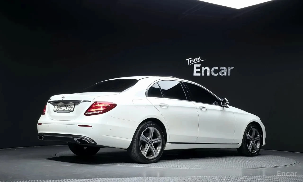 Mercedes-Benz E 220 * Avantgarde * АВТОКРЕДИТ БЕЗ ПЪРВОНАЧАЛНА ВНОСКА, снимка 2 - Автомобили и джипове - 55991055