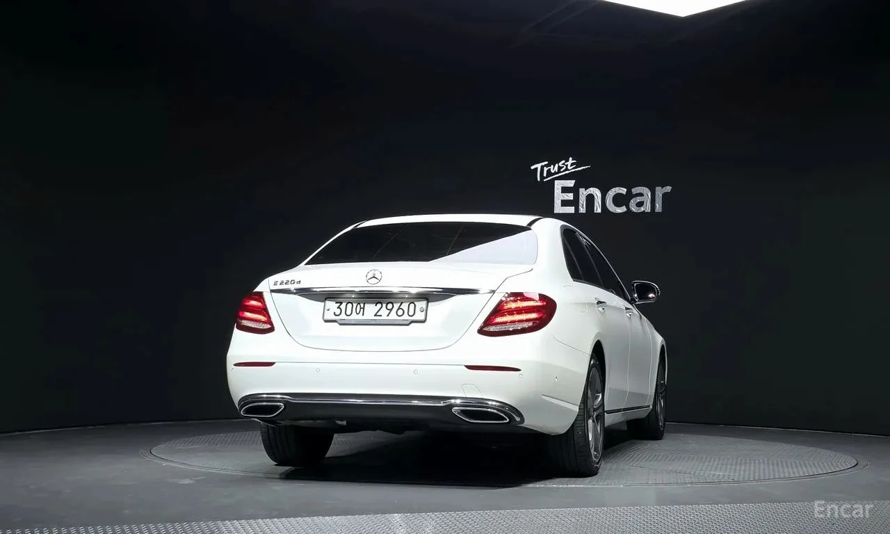 Mercedes-Benz E 220 * Avantgarde * АВТОКРЕДИТ БЕЗ ПЪРВОНАЧАЛНА ВНОСКА, снимка 4 - Автомобили и джипове - 55991055