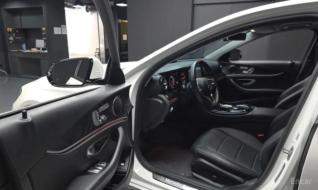 Mercedes-Benz E 220 * Avantgarde * АВТОКРЕДИТ БЕЗ ПЪРВОНАЧАЛНА ВНОСКА, снимка 6 - Автомобили и джипове - 55991055