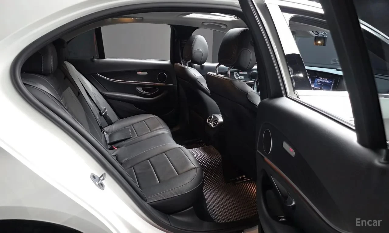 Mercedes-Benz E 220 * Avantgarde * АВТОКРЕДИТ БЕЗ ПЪРВОНАЧАЛНА ВНОСКА, снимка 16 - Автомобили и джипове - 55991055