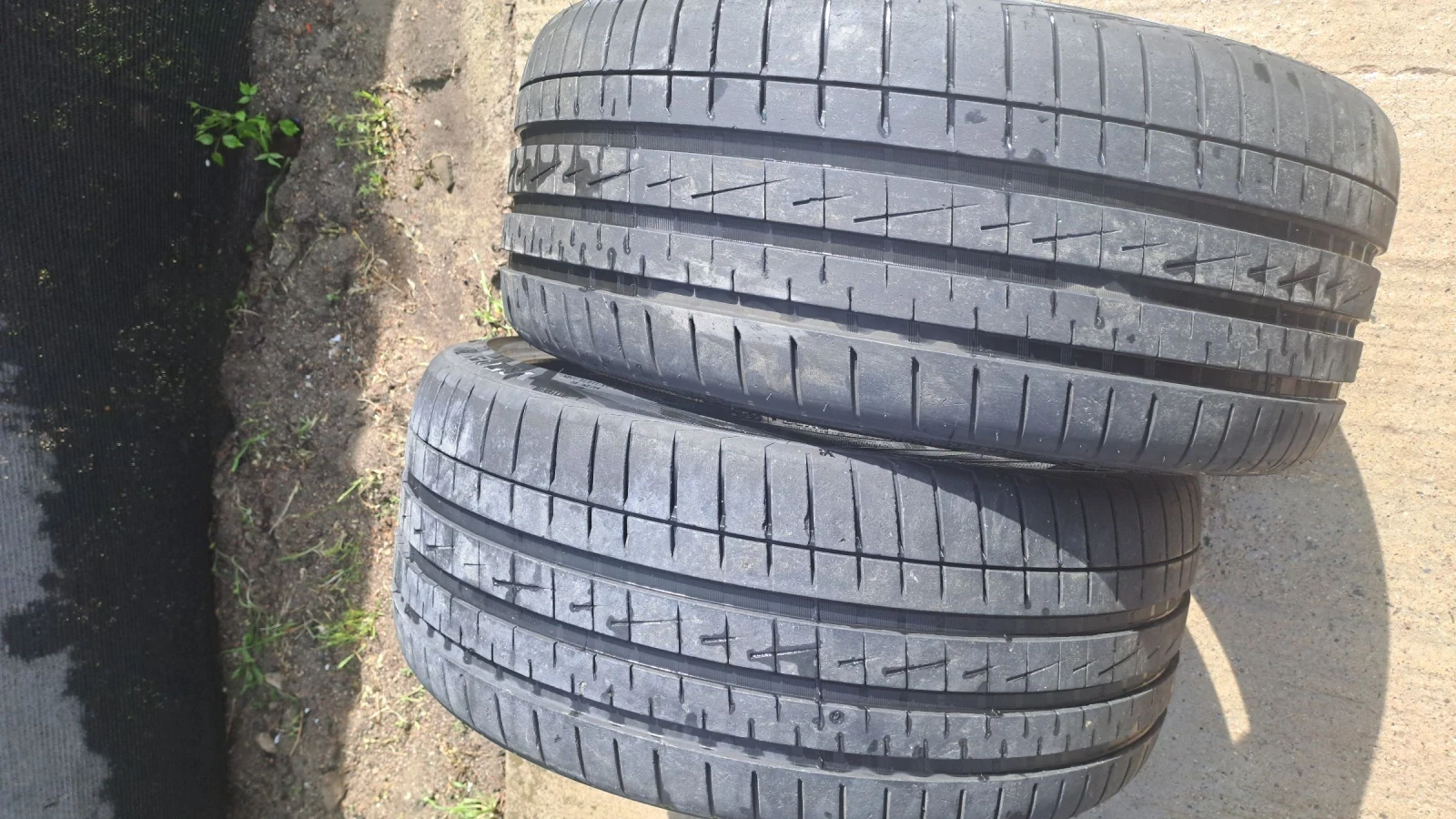 Гуми Летни 235/35R19, снимка 2 - Гуми и джанти - 54402536