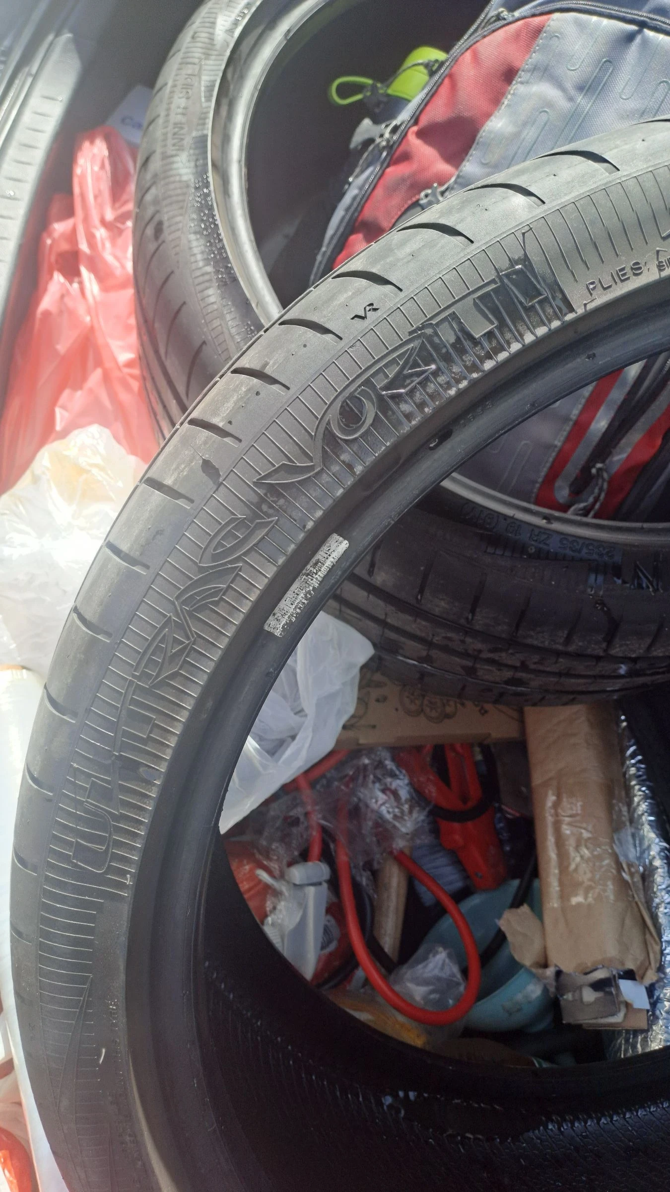 Гуми Летни 235/35R19, снимка 9 - Гуми и джанти - 54402536