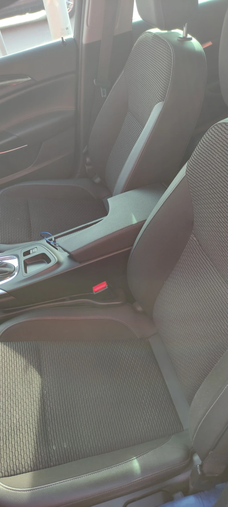 Opel Insignia 1.6 CDTI, снимка 11 - Автомобили и джипове - 52195873