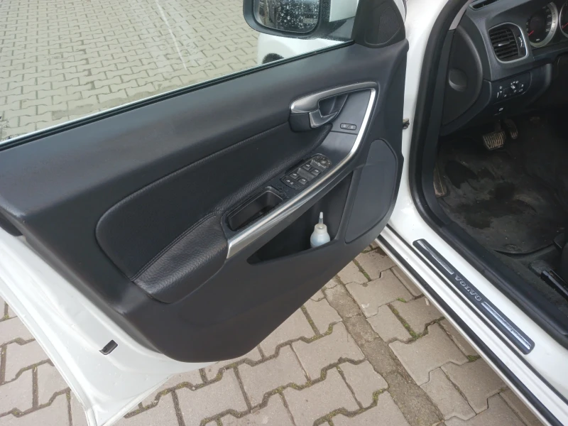 Volvo V60 2.4 D5 AWD 4X4, снимка 6 - Автомобили и джипове - 53402927