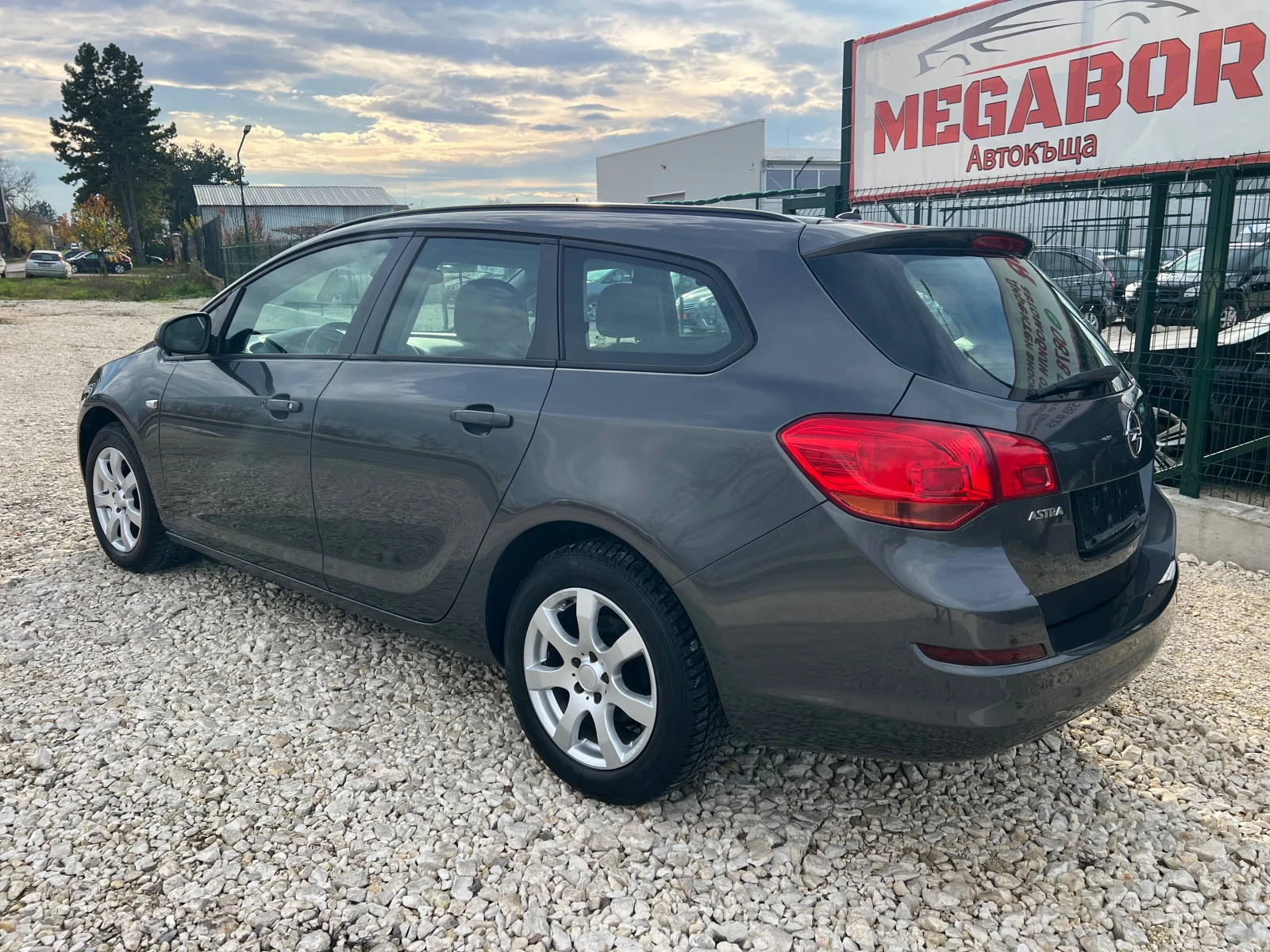 Opel Astra 1.6i 16v/116p.s-Euro 5 - изображение 4