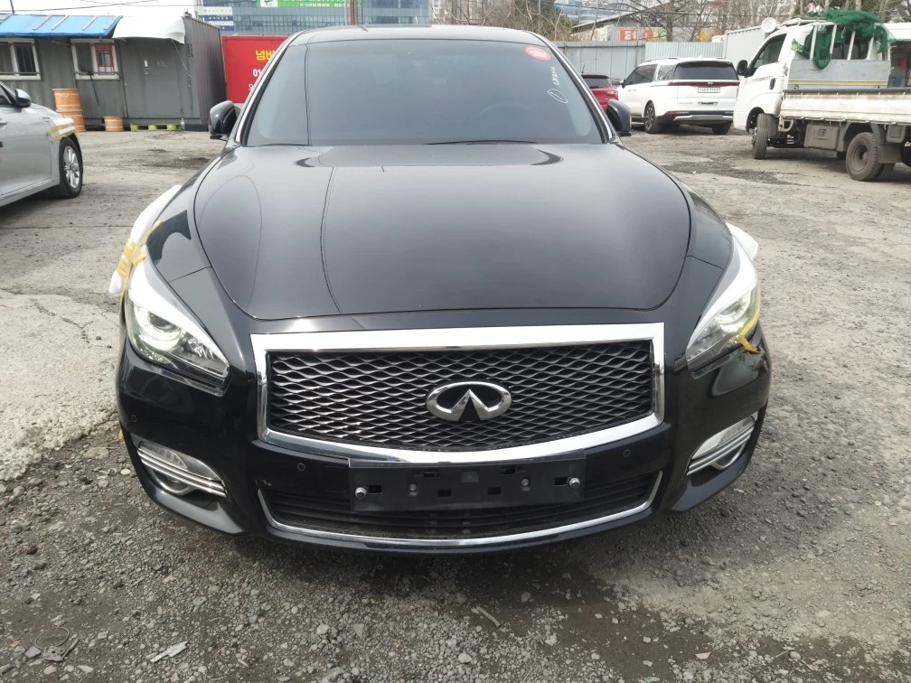 Infiniti Q70  3.7 - 333 hp - RWD 