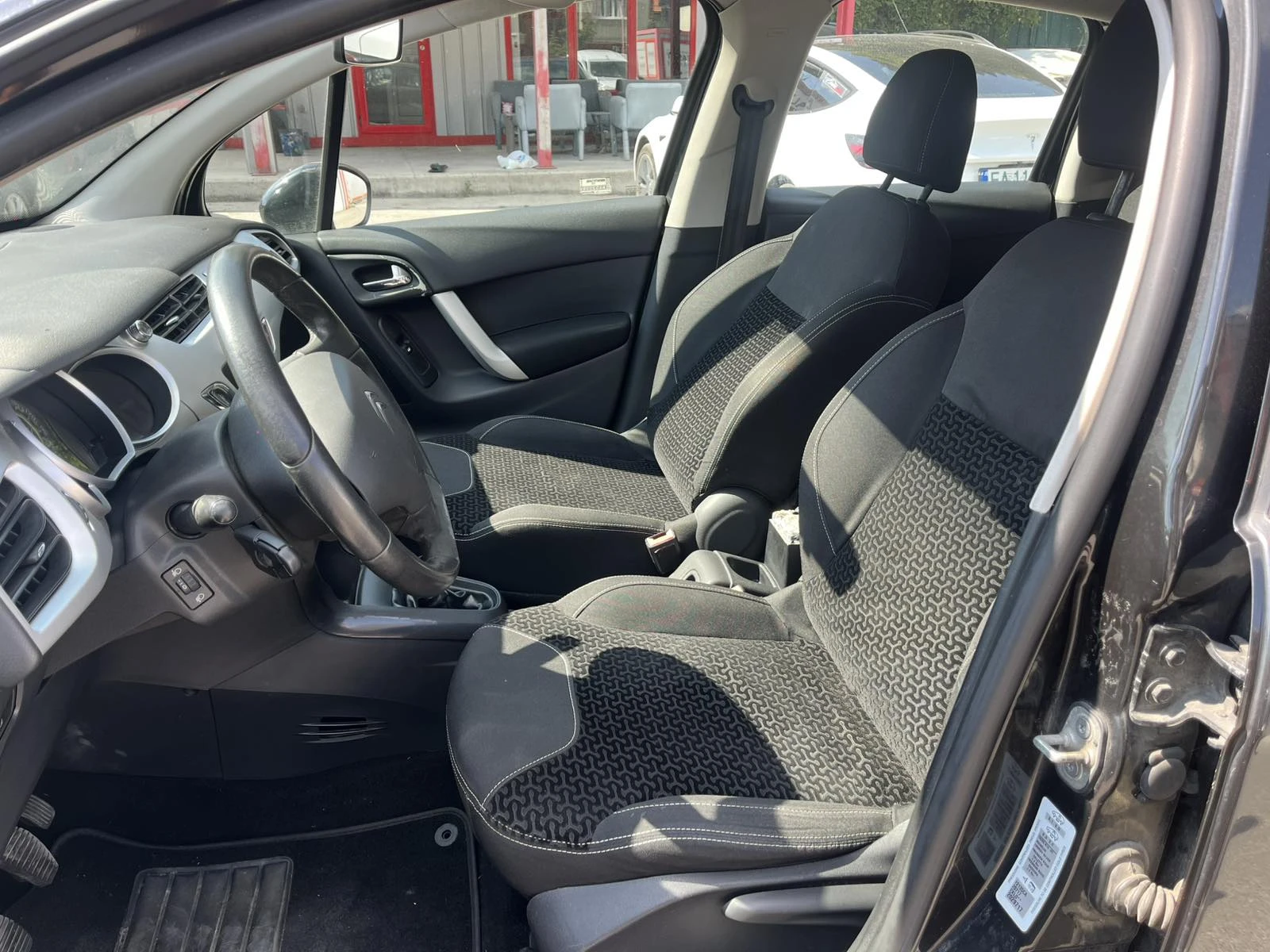 Citroen C3 1.4 BENZ/GAS, снимка 13 - Автомобили и джипове - 55558573
