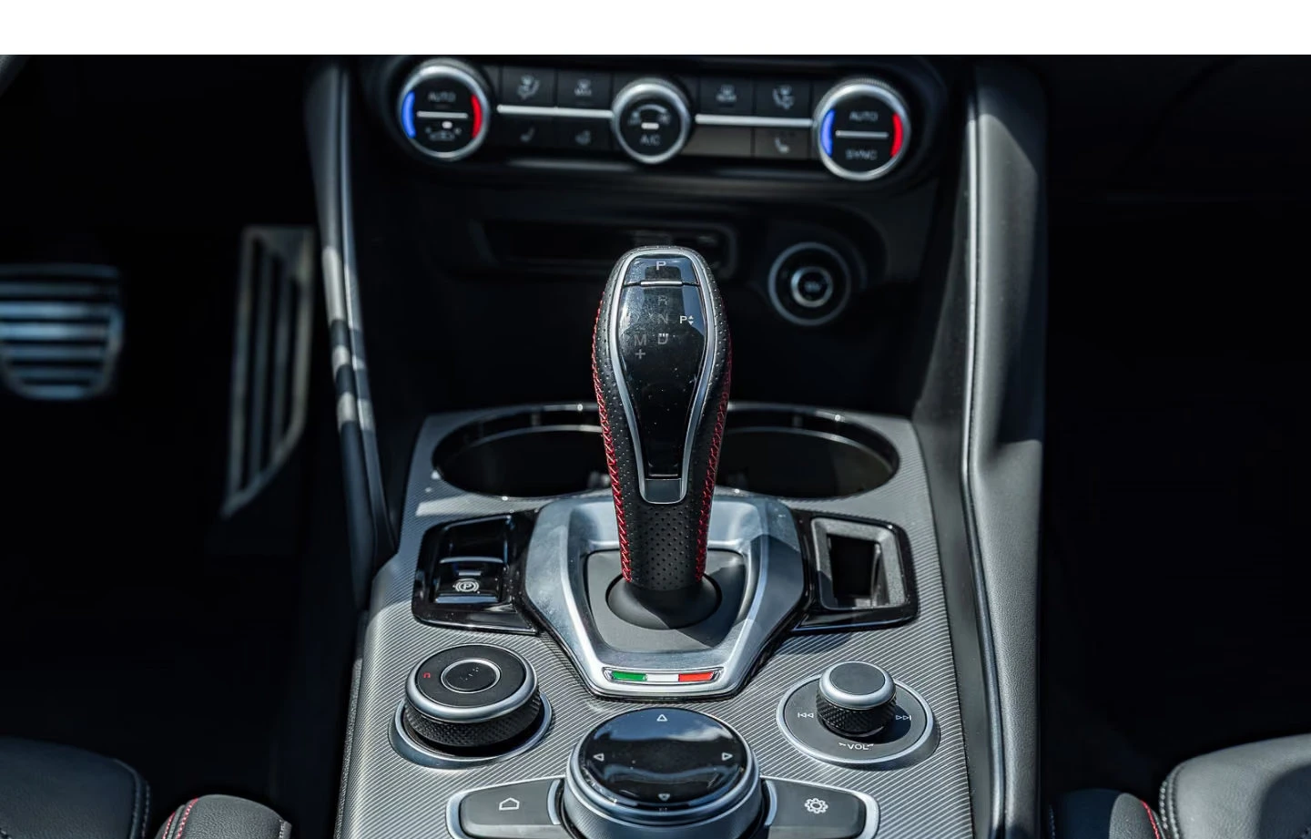 Alfa Romeo Giulia COMPETIZIONE/Q4/280HP/CAM/ACC/H&K/908z, снимка 13 - Автомобили и джипове - 56214361