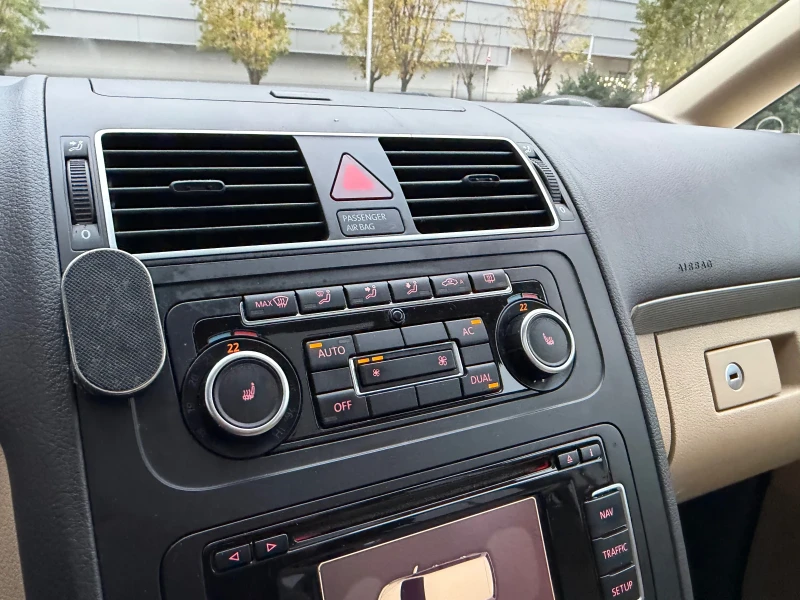VW Touran 2.0TDI* БАРТЕР* DSG* LED* Панорама, снимка 13 - Автомобили и джипове - 52403717