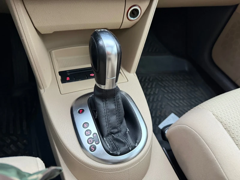 VW Touran 2.0TDI* БАРТЕР* DSG* LED* Панорама, снимка 15 - Автомобили и джипове - 52403717