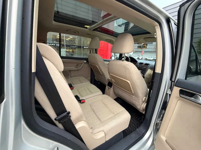 VW Touran 2.0TDI* БАРТЕР* DSG* LED* Панорама, снимка 7 - Автомобили и джипове - 52403717