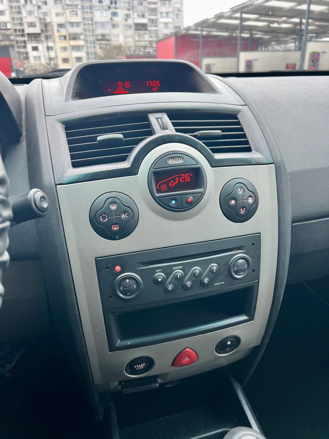 Renault Megane 1.6 16V Климатроник, снимка 11 - Автомобили и джипове - 54005005