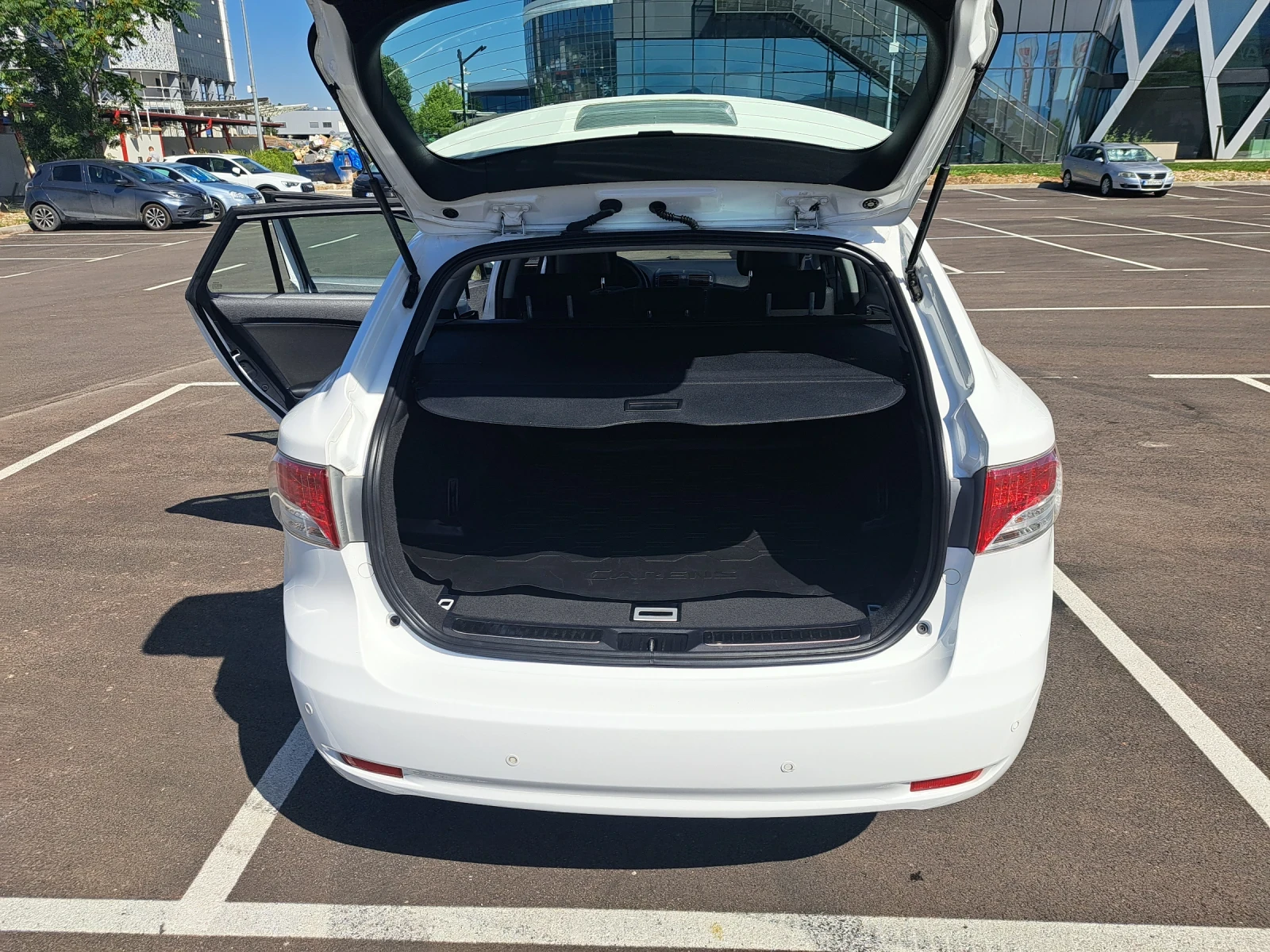 Toyota Avensis 1.8 i 147 KS., снимка 14 - Автомобили и джипове - 55097081