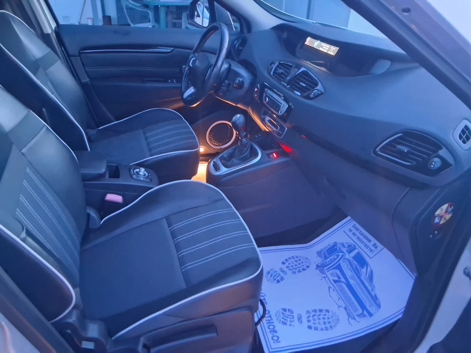Renault Scenic 1.5d кожа , снимка 9 - Автомобили и джипове - 56423328
