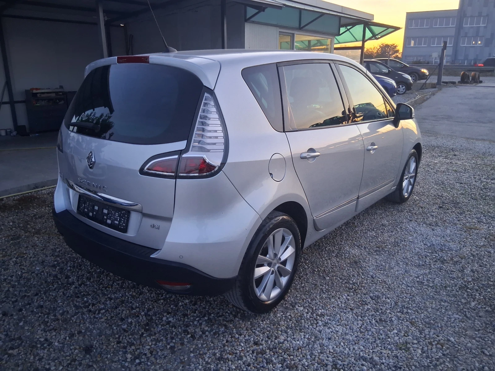 Renault Scenic 1.5d кожа , снимка 5 - Автомобили и джипове - 56423328