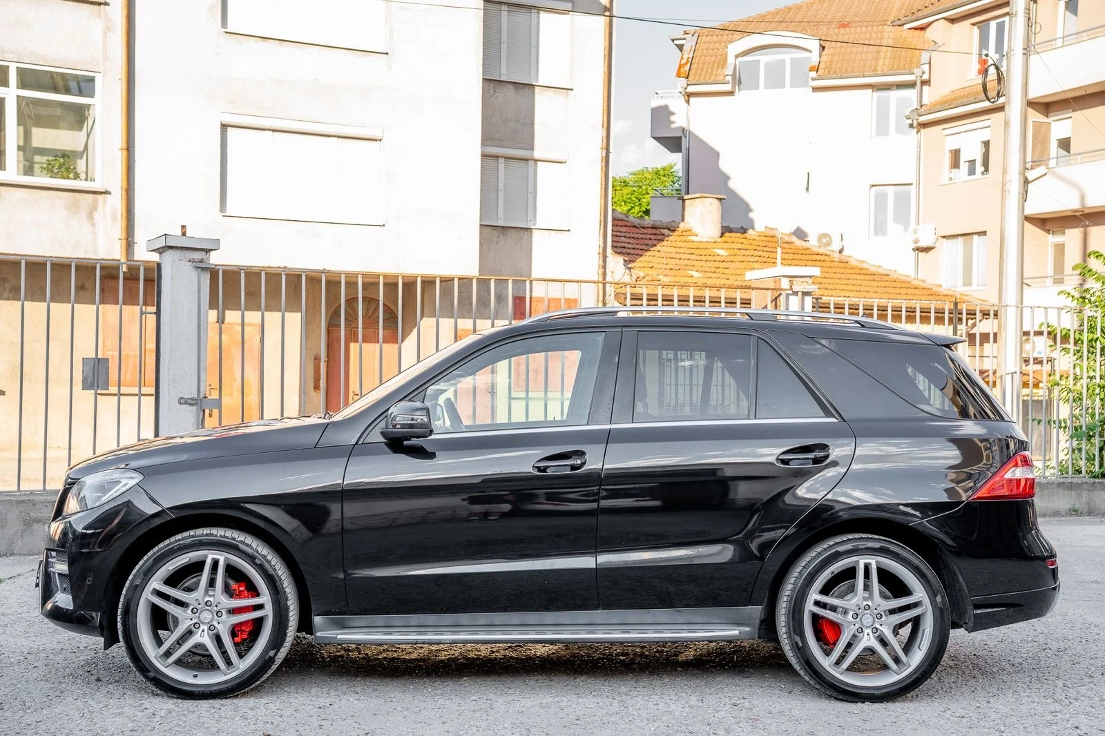 Mercedes-Benz ML 350 BlueTEC-AMG-HARMAN/KARDON-AMBIENT-ПОДГРЕВ-КАМЕРА, снимка 4 - Автомобили и джипове - 55137552