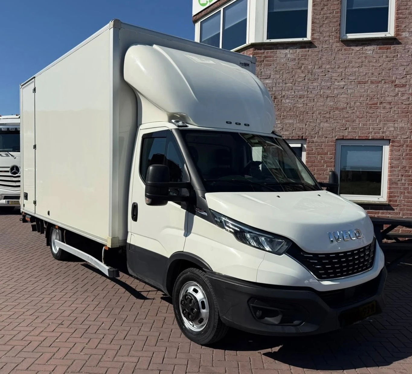 Iveco 35c18 3.0* HI-MATIC* БОРД* 4.45м* ВЪЗГЛАВНИЦИ* LED* 3.5т